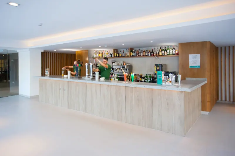 Pool bar