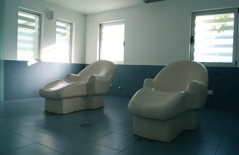 Heated relaxation loungers in the spa