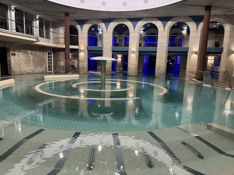 Thermal pool hall with arches and fountain