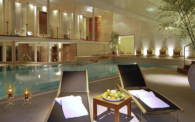 Thermal pool with hydromassage