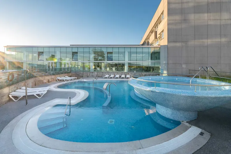 Outdoor pool and jacuzzi beside the hotel