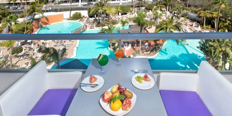 Terrace table above the pools
