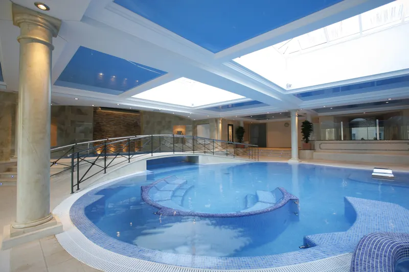 Round thermal pool with steps and columns