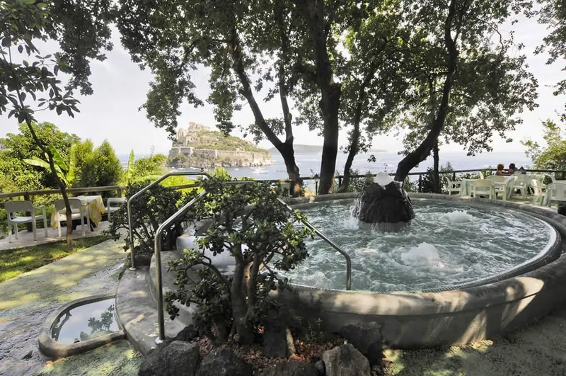 Hydromassage thermal pool